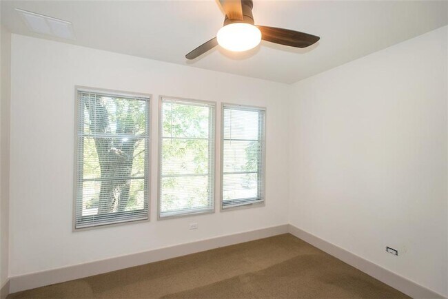 Building Photo - 610 W Live Oak St