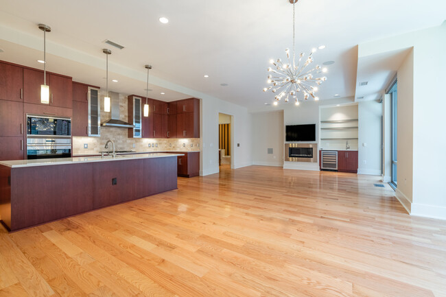 Open floor plan living - 601 N Fairfax St