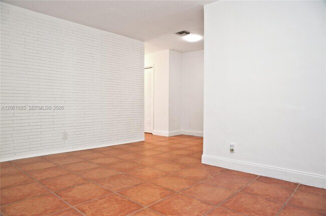 Building Photo - 304 SE 9th Ct