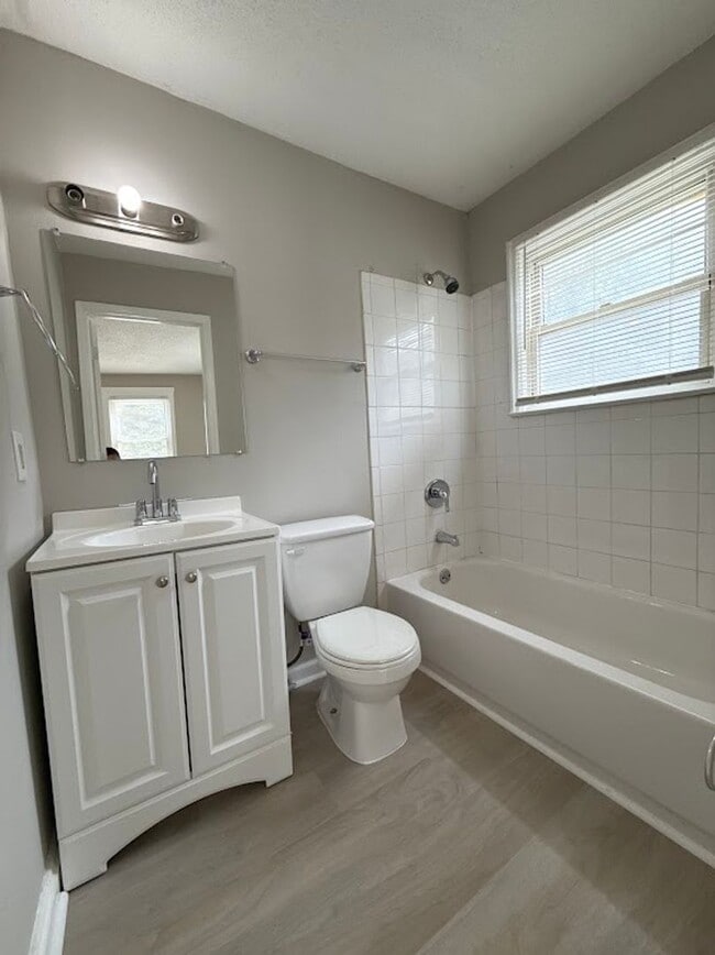 Building Photo - 1376 Lockwood Dr SW