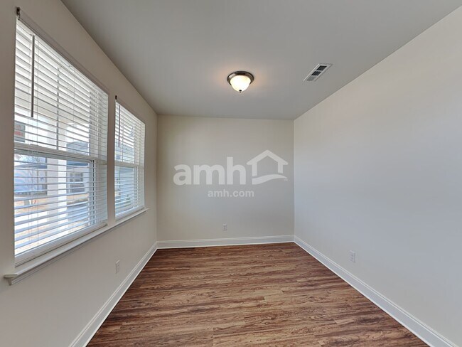 Building Photo - 1360 Lomond Dr