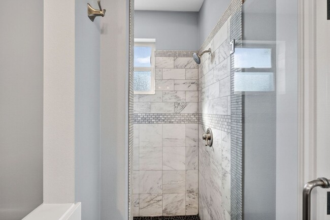 Building Photo - 100 NE Ivy St