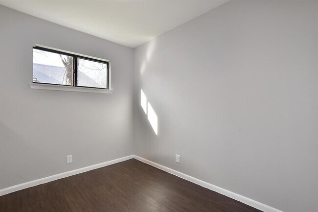 Building Photo - 303 W 40th St