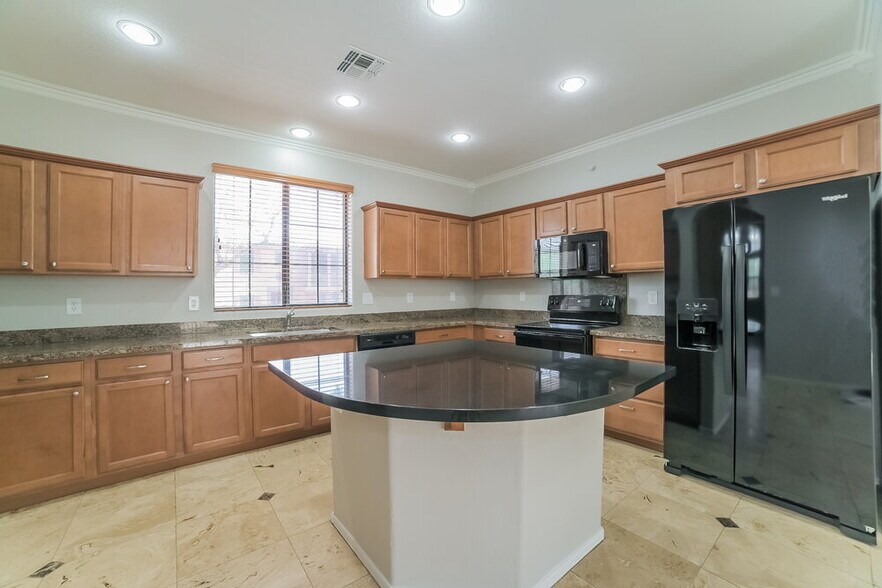 Building Photo - 2302 W Jake Haven