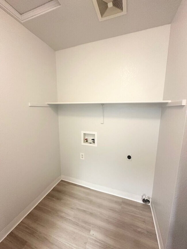 Building Photo - Fully renovated apartment in 2024 coming soon!