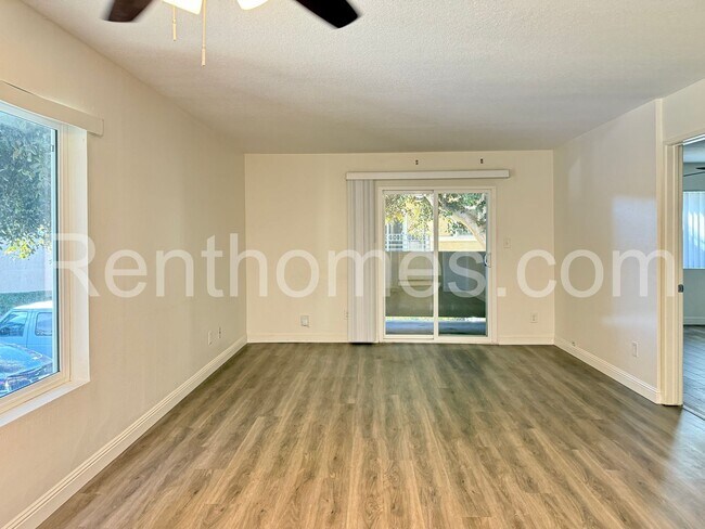 Building Photo - 7425 Charmant Dr