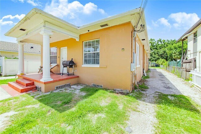 Building Photo - 3321 W Woodlawn Ave