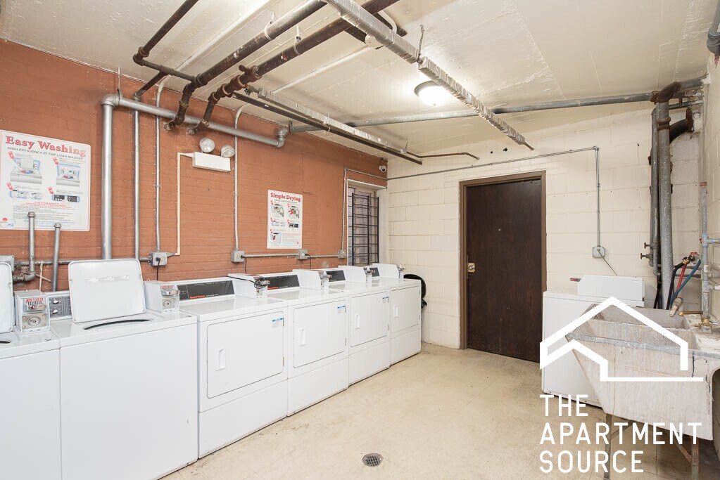 Building Photo - 5820 N Sheridan Rd