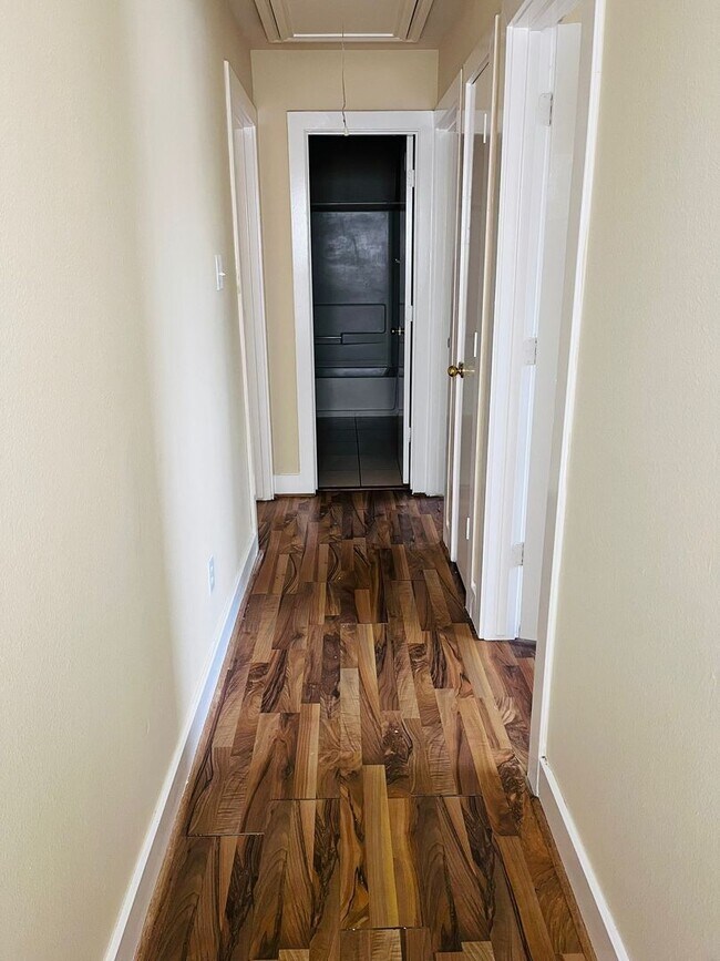 Building Photo - Beautiful House in family friendly community