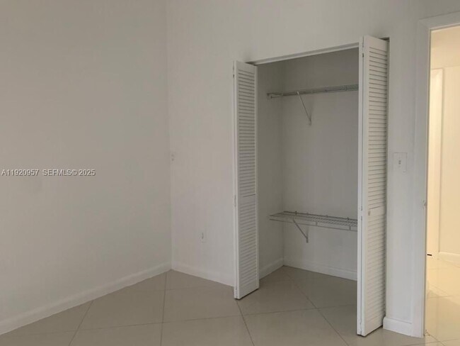 Building Photo - 907 NE 199th St