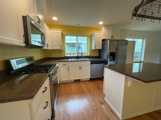Building Photo - 3 Bed, 2.5 Bath with Garage and Fully Fenced Back Yard