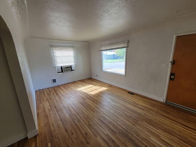 Building Photo - LR Johnson Triplex