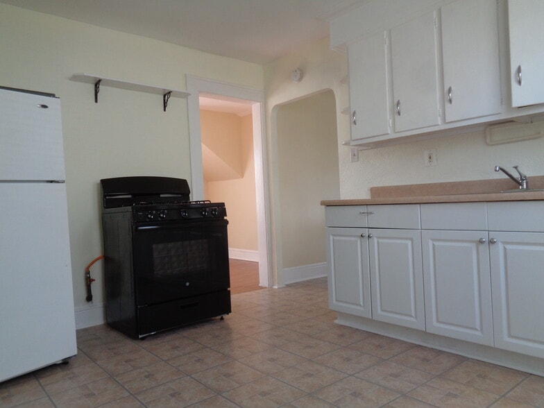 Building Photo - 25 Parkview Ave