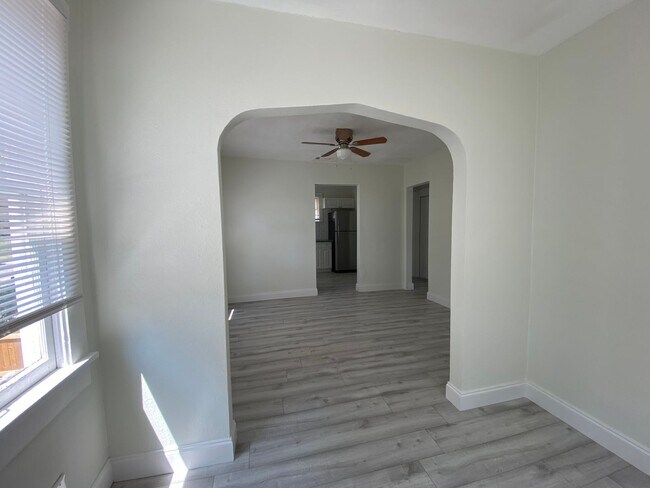 Building Photo - 18th Ave S Triplex