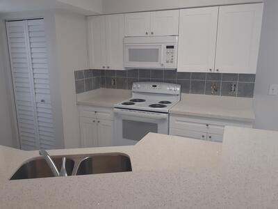 Building Photo - 9999 Summerbreeze Dr