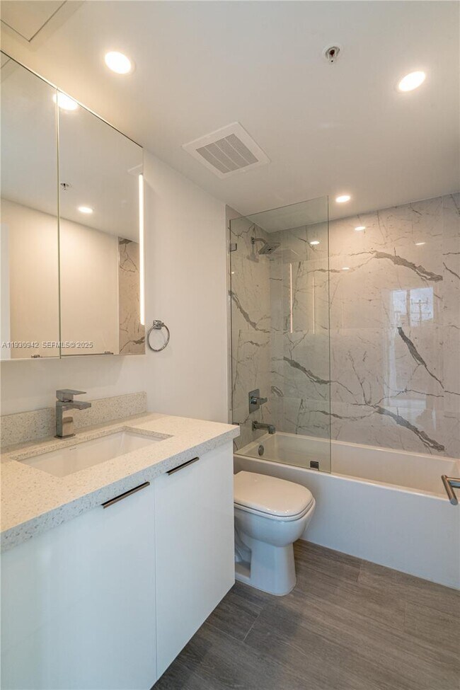 Building Photo - 8425 Crespi Blvd