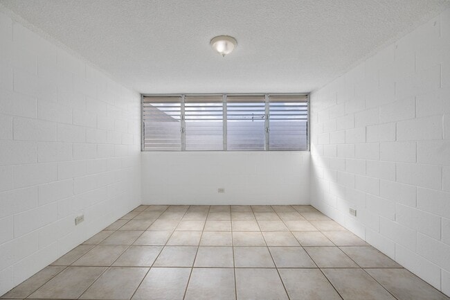 Building Photo - *** Newly Upgraded 3 bedroom / 1 bath Great Location/Amazing Price!!Must see!!Don't Miss Out (Uni...