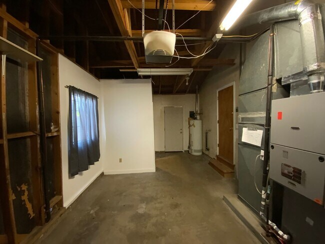 Building Photo - 3 Bedroom Single Story Home Available Near...