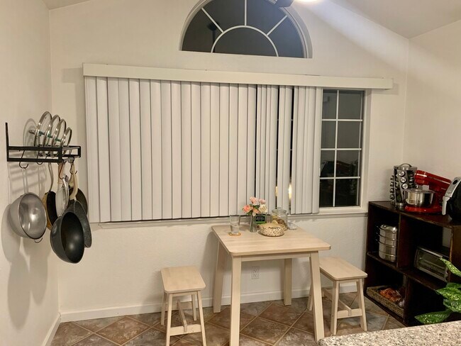 Breakfast Nook - 647 Hovey Way