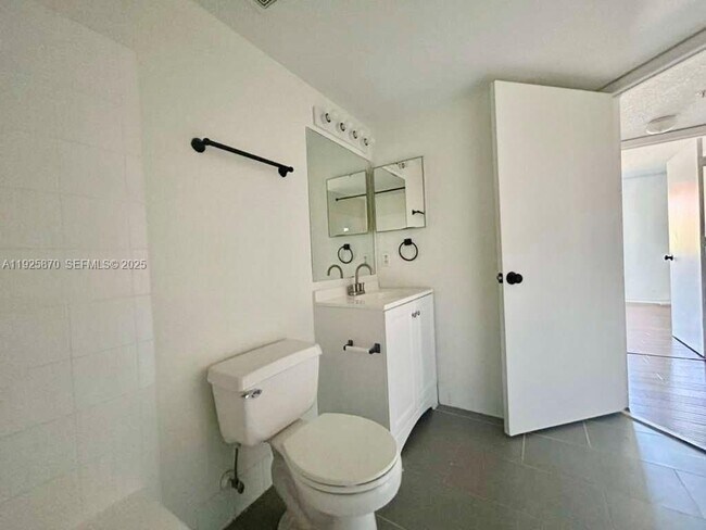 Building Photo - 460 S Park Rd