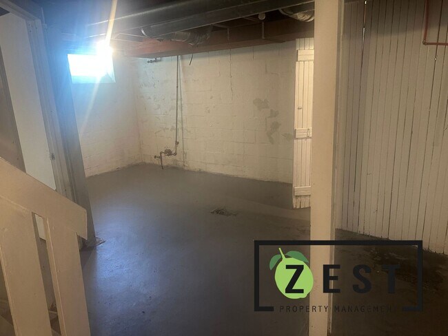 Building Photo - WELCOME HOME! 3BDRM 1.5BTH w/ GARAGE!!! AN...