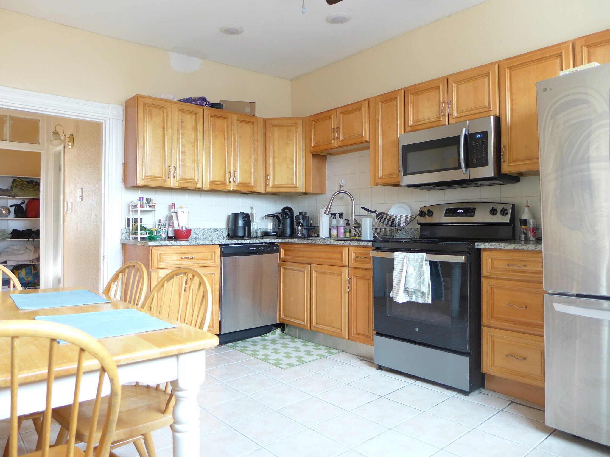 Building Photo - 828 Parker St