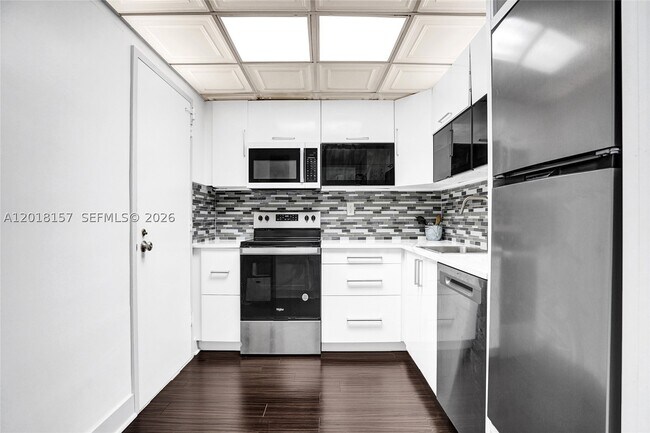 Building Photo - 3725 S Ocean Dr