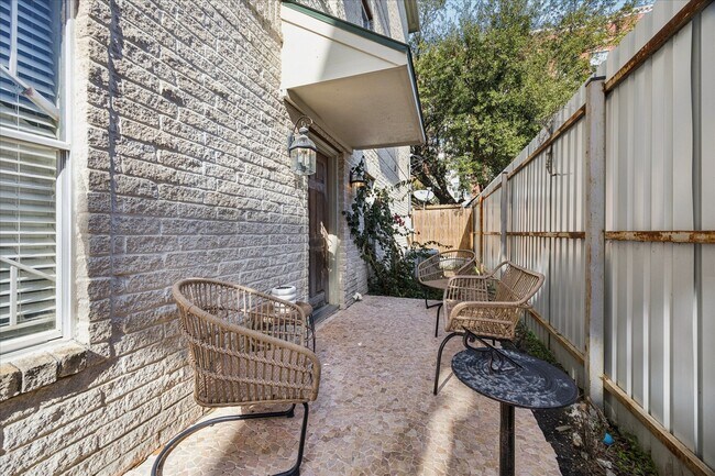 Building Photo - 2207 Austin St