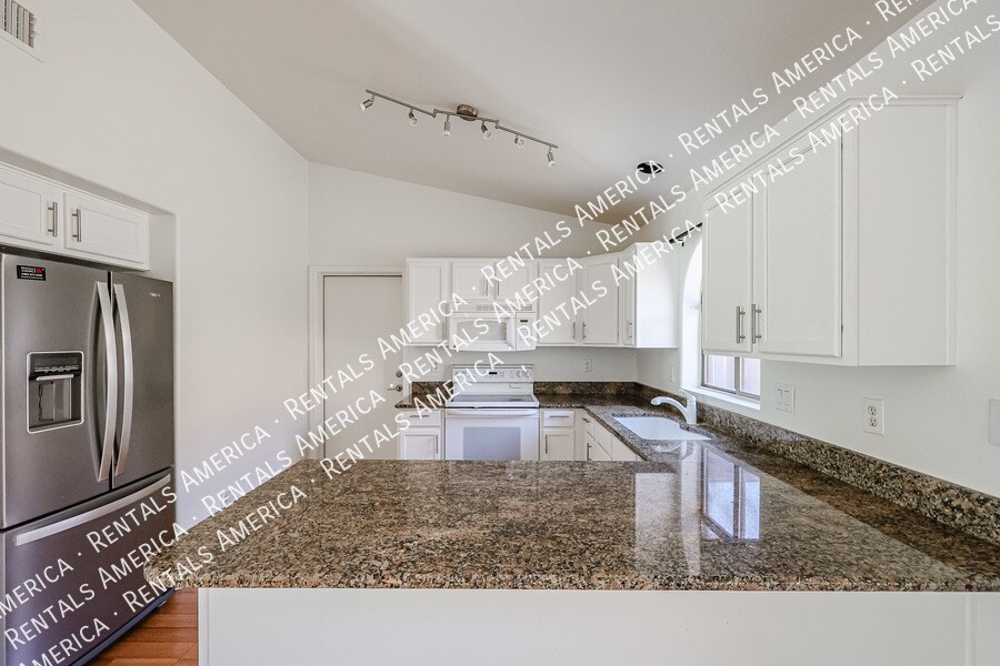 Building Photo - 568 E Sherri Dr