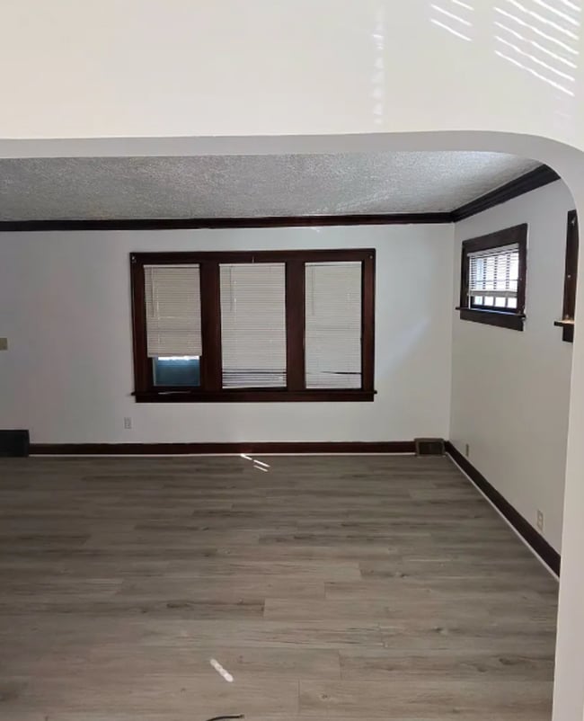 Building Photo - Newly Renovated Pet-Friendly 3-Bedroom Hom...