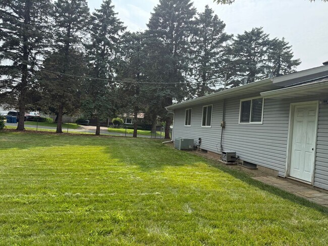 Building Photo - Newly Refreshed 3 Bedroom 1 Bath Single Fa...