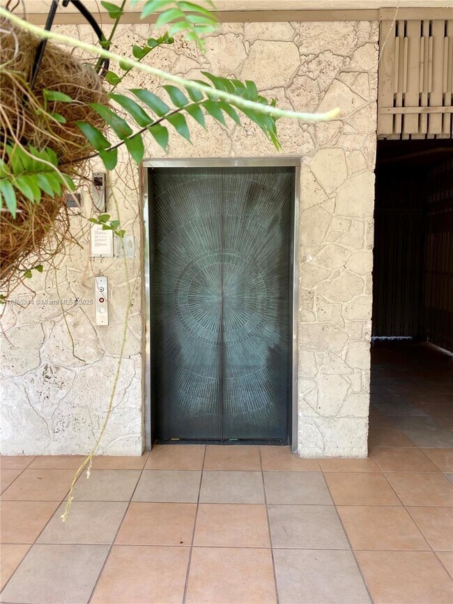 Building Photo - 1632 S Bayshore Ct