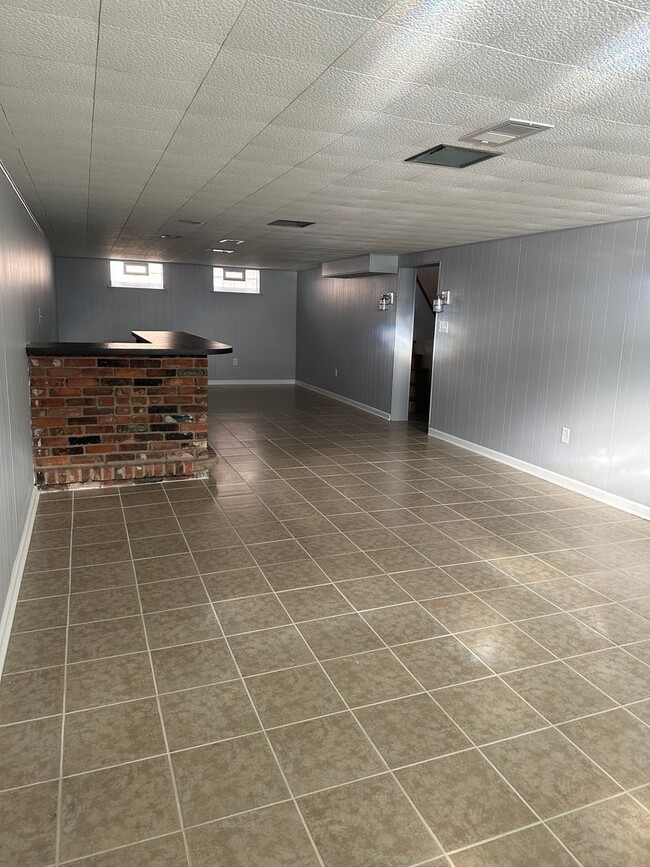 Building Photo - Multi Family Home 3 Bedroom and 2 Bath