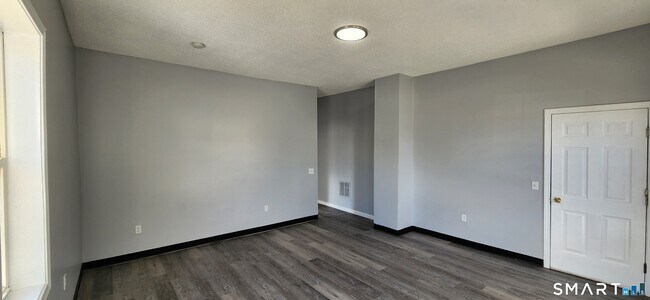 Building Photo - 24 Meadow St