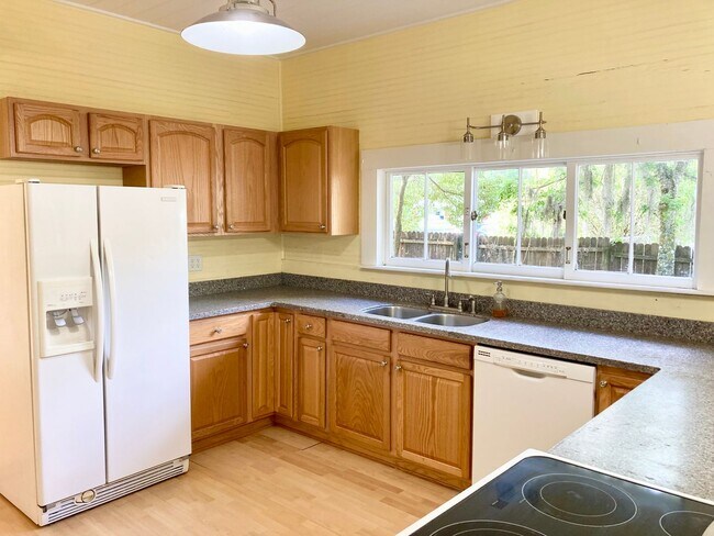 Building Photo - Crystal River Cottage!