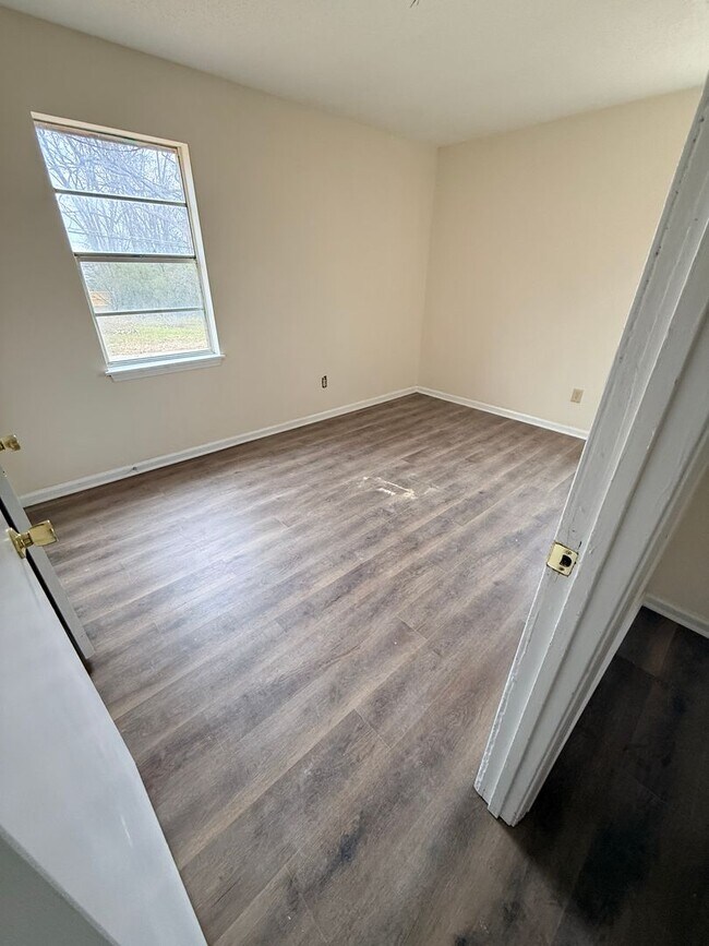 Building Photo - 4 bedroom 2 bath HOUSE!