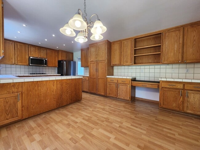 Building Photo - Spacious 4 Bed / 3 Bath Windsor Home