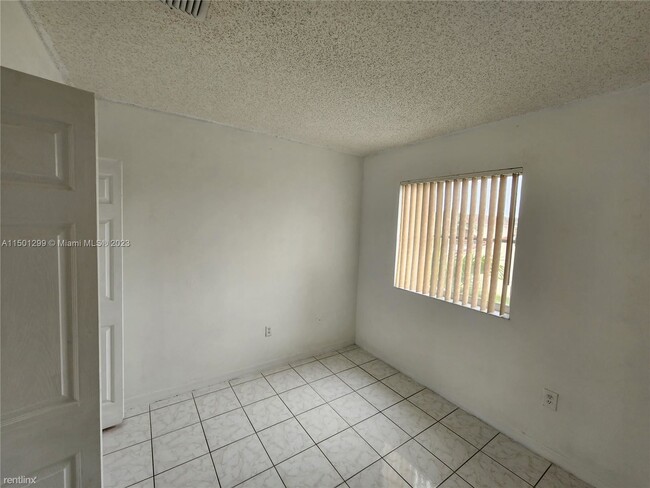 Building Photo - 4 br, 3 bath Condo - 384 NW 114th Ave # 20...