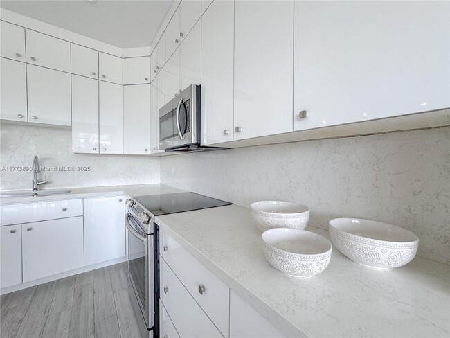 Building Photo - 4925 Collins Ave