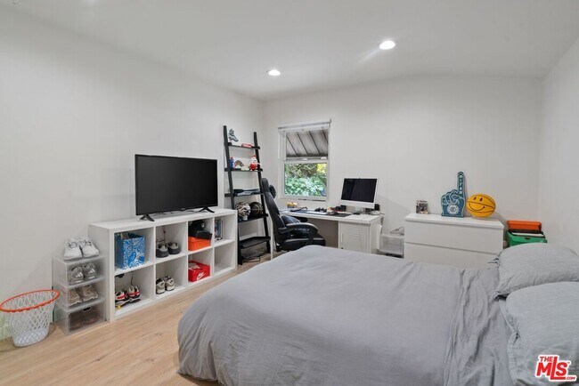 Building Photo - 5211 Allott Ave