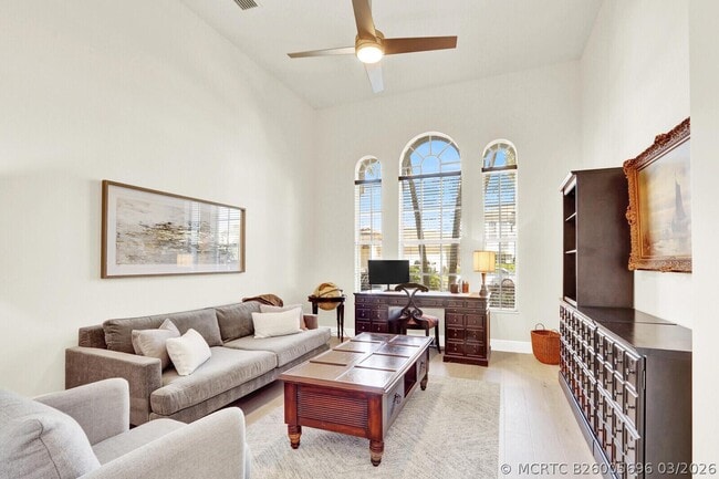 Building Photo - 528 Les Jardin Dr