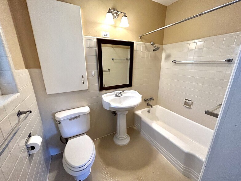 Primary Bath - 2919 Henry St
