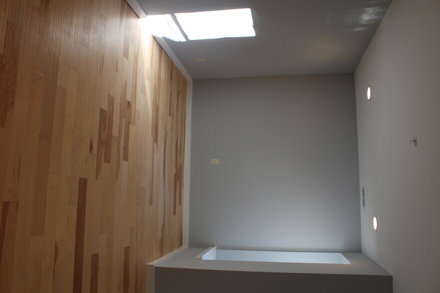 Hardwood throughout - 708 N 19th St