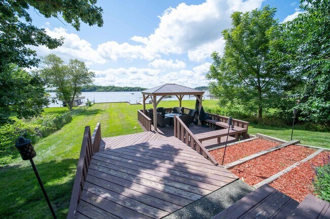 Building Photo - 27657 W Lakeshore Dr