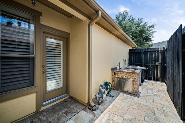 Building Photo - 2047 Palm Forest Ln