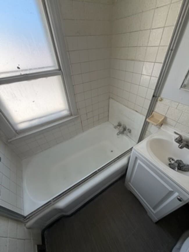 Building Photo - Charming 3-Bedroom Property in Prime Location