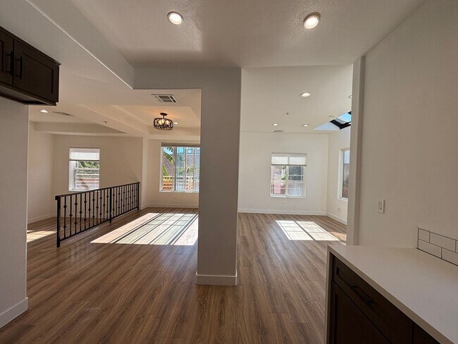 Building Photo - Remodeled 3 Bed 3 Bath Townhome for Rent in Glendale, CA