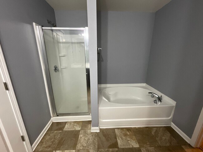 Building Photo - Large 5 bedroom home in Established Neighborhood ready to rent!