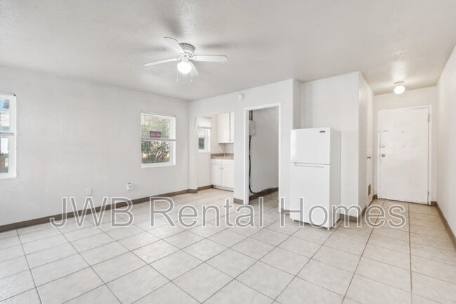 Building Photo - 226 16th Ave N