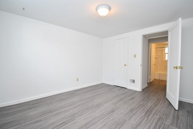 Building Photo - Great location, two blocks south of downto...